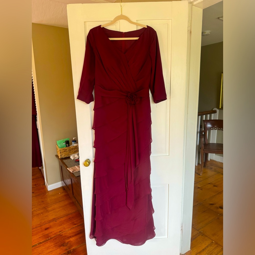 NWoT Glamlora Chiffon V-Neck 3/4 Sleeve Floor-length Gown